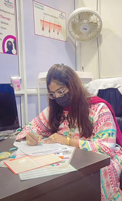 About Dr Farheen Khan - Pinks Beauty Clinic